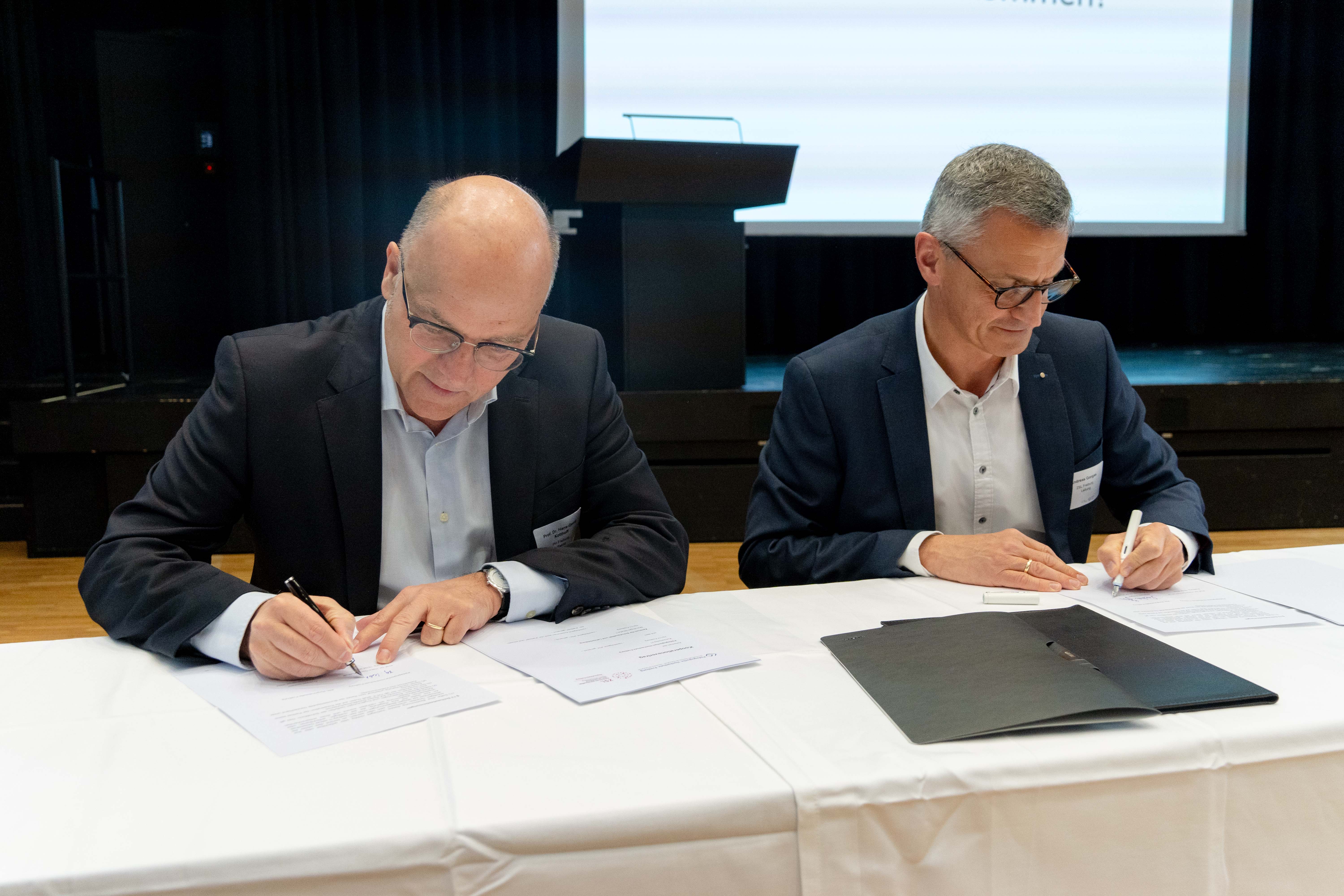 Professor Kotthoff und Herr Gorgas unterzeichen auf diesem Bild einen Kooperationsvertrag zwischen PH-Freiburg und dem ZSL Regionalstelle Freiburg