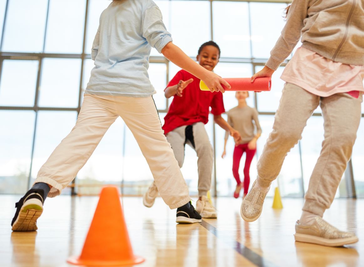 Foto: Kinder machen einen Staffellauf