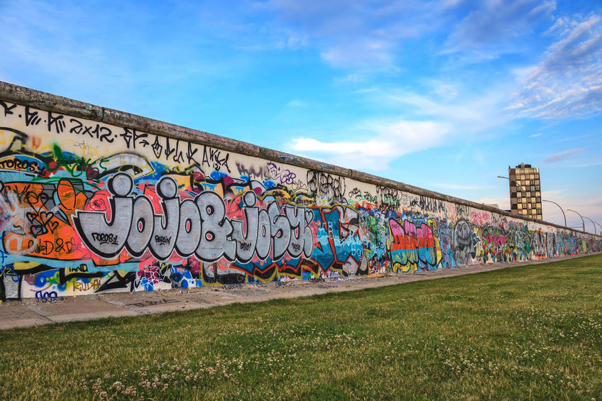 Blick auf Berliner Mauer mit Graffiti
