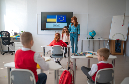 Foto: ukrainische Schülerin in der Klasse