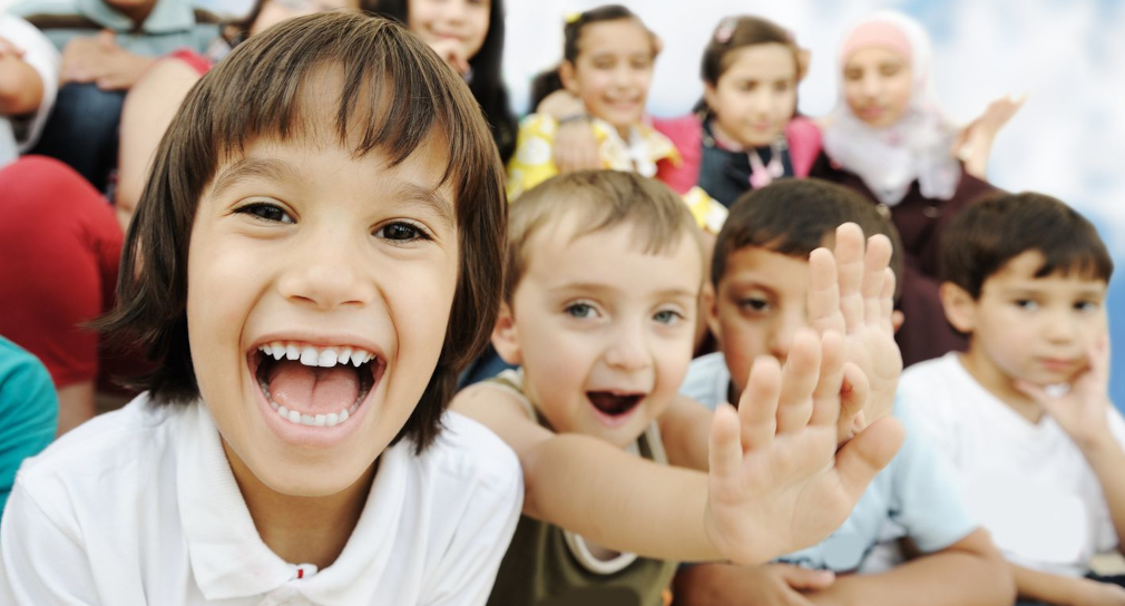 Symbolfoto für Grundrechtefibel Grundschule: fröhliche Kinderschar