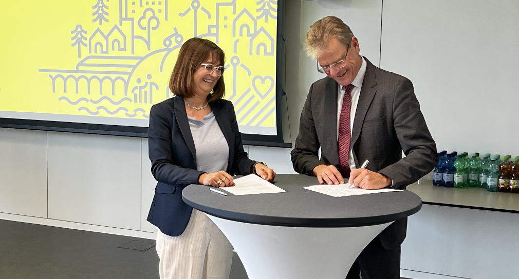 Foto von der Eröffnung des KI-Zentrums Schule in Heilbronn am 21. Oktober 2024: ZSL-Präsident Prof. Dr. Thomas Riecke-Baulecke und die Geschäftsführerin der Dieter Schwarz Stiftung, Silke Lohmiller, stehen an einem Stehtisch und unterzeichnen den Vertrag.