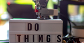 Foto eines Leuchtkastens mit den Buchstaben DO THINGS