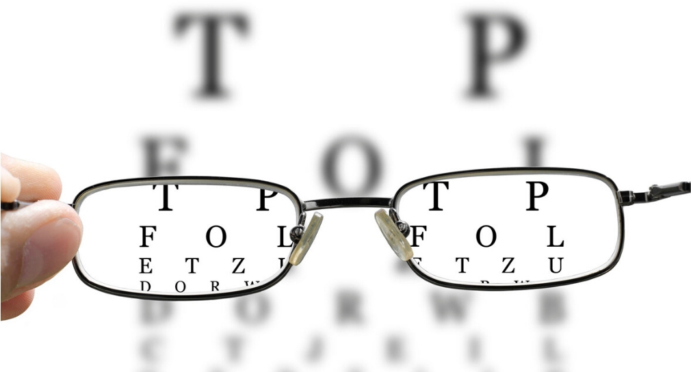 Foto: Brillengläser fokussieren auf Buchstaben 