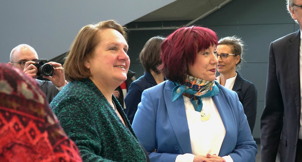 Foto: Theresa Schopper und Senatorin Astrid-Sabine Busse