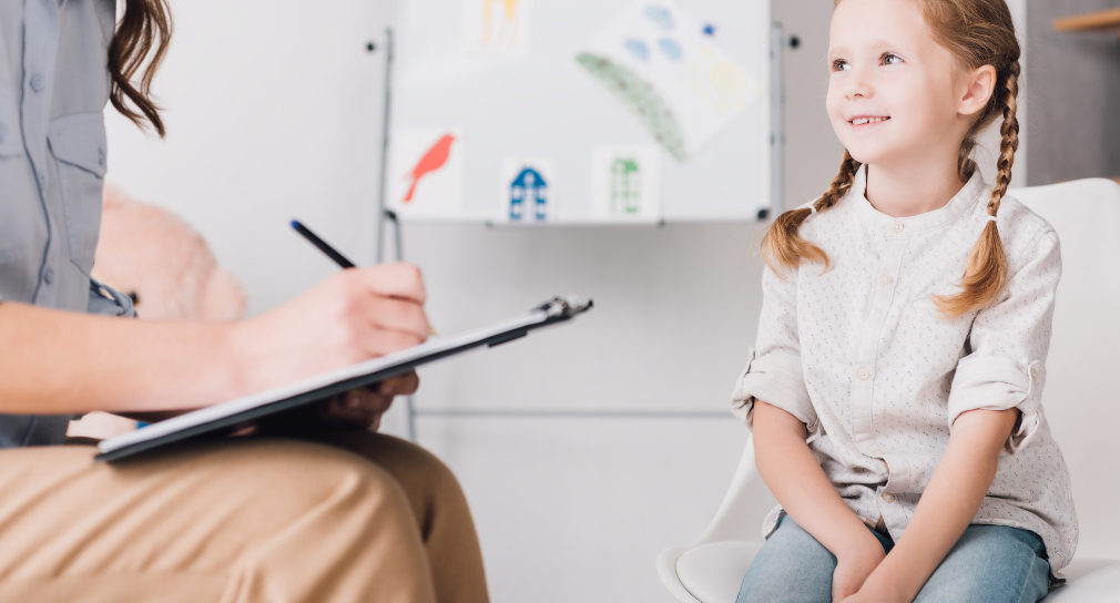Symbolfoto für Schulpsychologische Beratungsstellen: Eltern mit Tochter und Berater