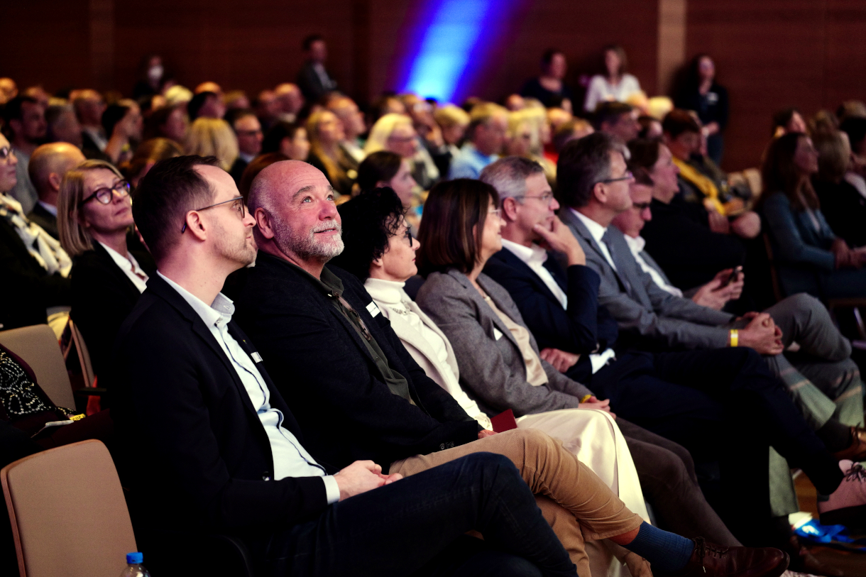 Foto: Das Publikum folgt gespannt den Vorträgen auf dem ersten Schulleitungssymposium Baden-Württemberg in Heilbronn am 11.11.2024. Das Foto zeigt einen Ausschnitt des Publikums, das auf Stühlen sitzt und zum Podium schaut.