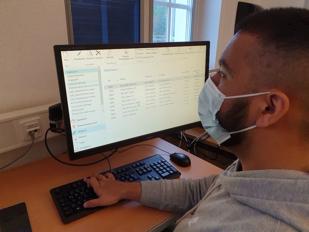 Foto: Lernender arbeitet am PC und nutzt dabei Tastaturkürzel