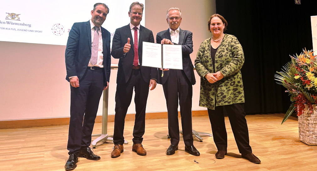 Foto: Unterzeichung des Kooperationsvertrags am 18.10.2023 (Personen: Stefan Küpper, Prof. Dr. Thomas Riecke-Baulecke, Franz Fehrenbach, Theresa Schopper.)
