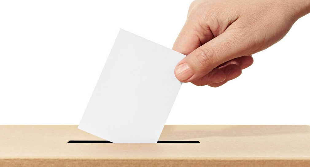 Link zur Seite Demokratiebildung (Bild: Wahlurne und Wahlzettel)