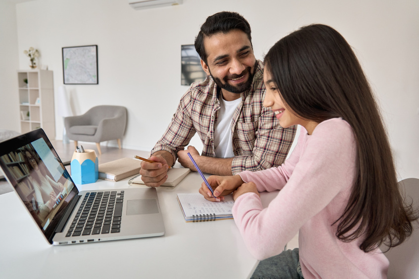 Vater mit Tochter vor Laptop