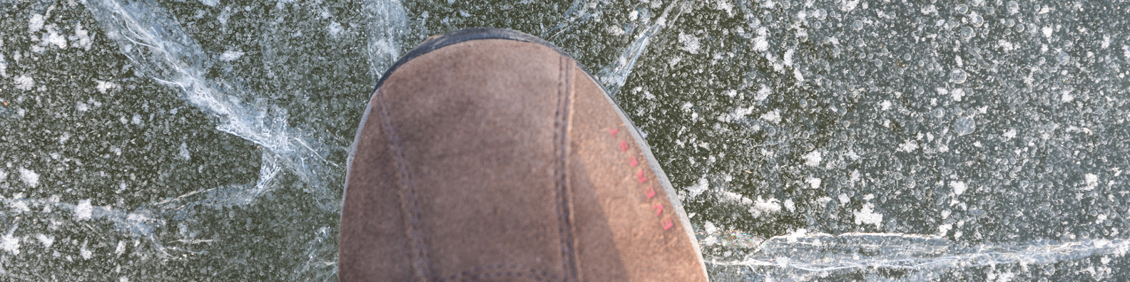 Bild: Schuhspitze auf brechendem Eis