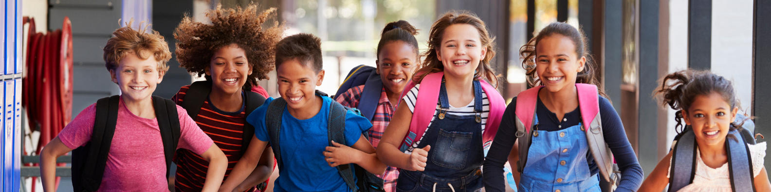 Bild: Schulkinder rennen lachend über den Pausenhof