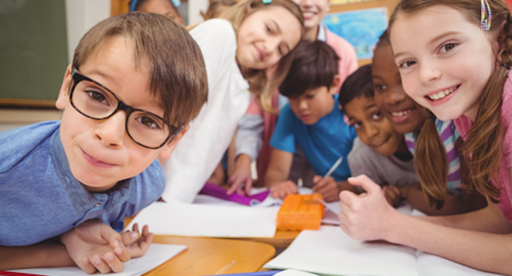 Symbolbild für Schulpsychologische Beratung (Foto: neugierige Jungen und Mädchen im Unterricht )