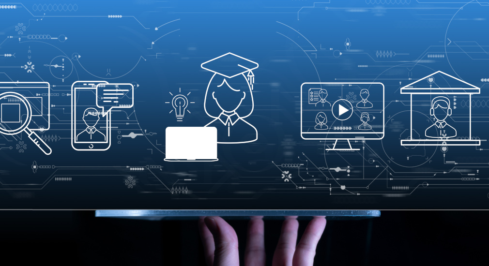 Hand hält Tablet, Schulsymbole skizzenhaft vor blauem Hintergrund