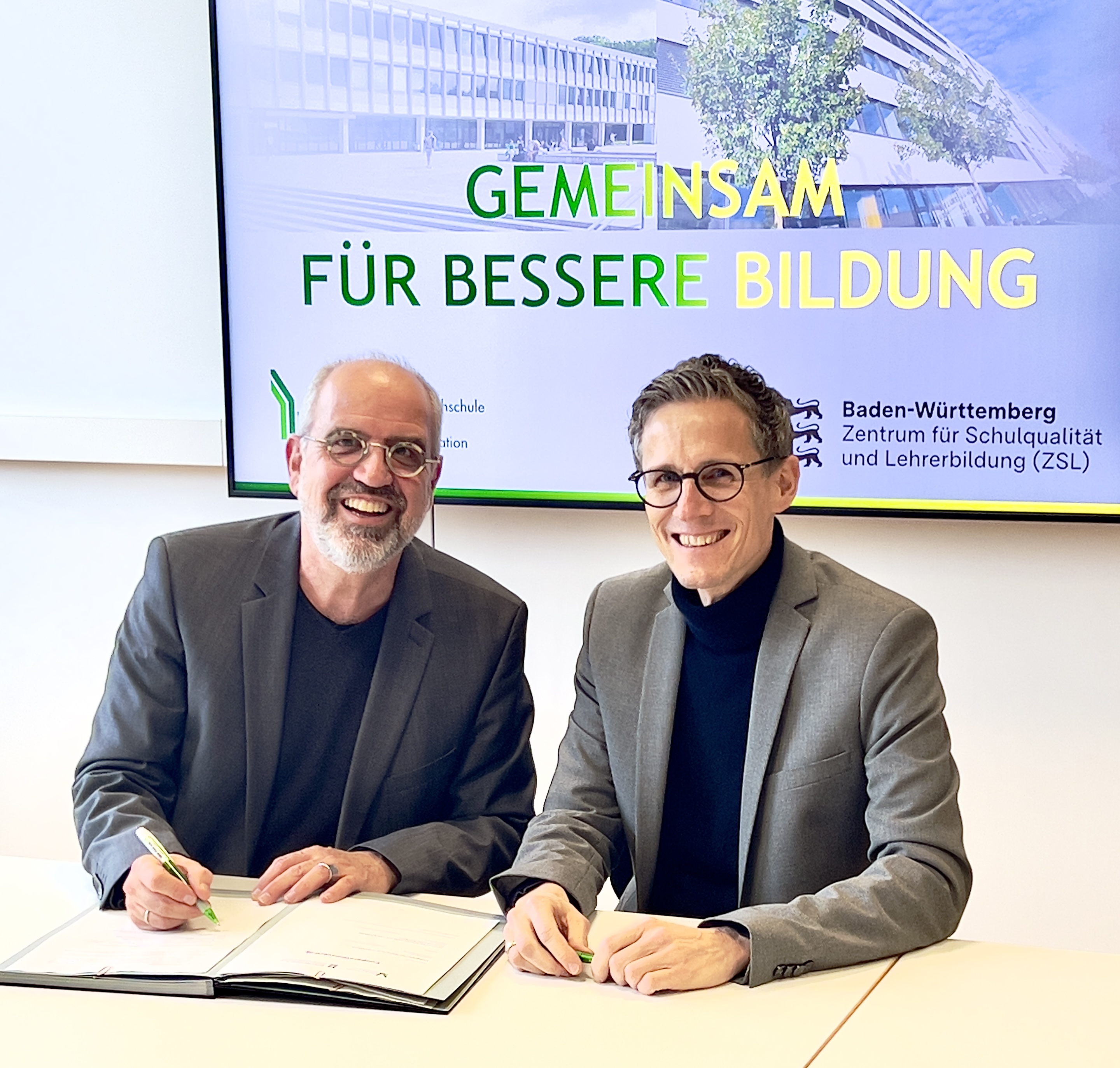 Dr. Burkhard Bläsi und Prof. Jörg Kessler beim Unterschreiben der Kooperation