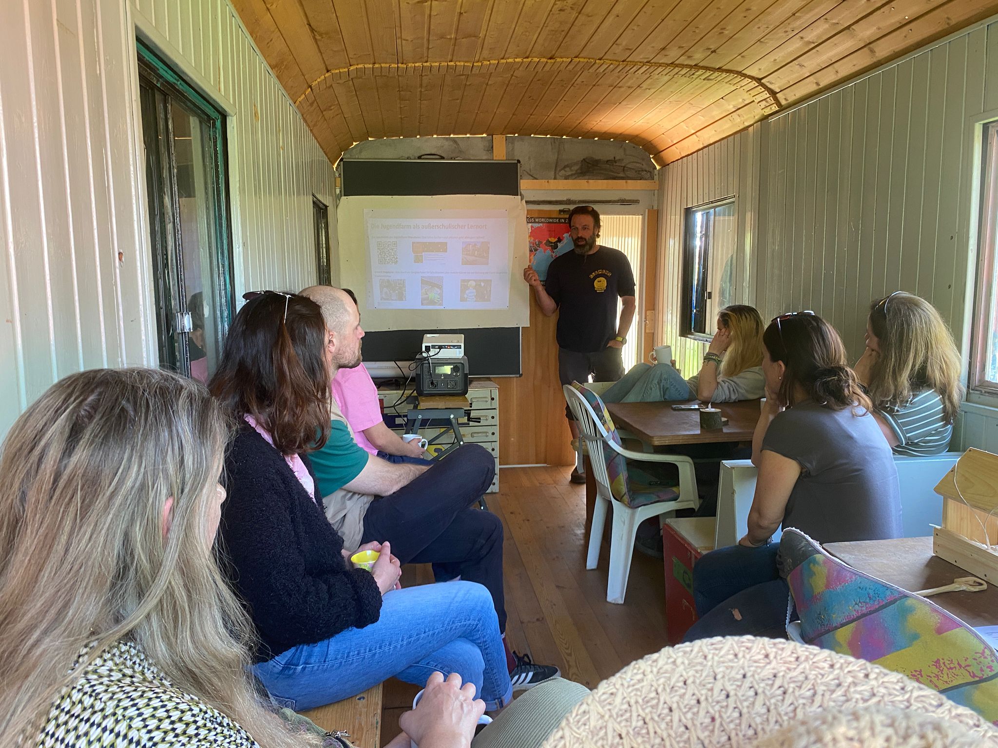 Menschen im "Bauwagen"