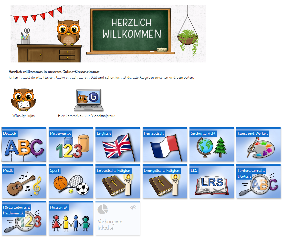 Der Screenshot zeigt einen Moodlekurs in Form eines viruellen Klassenzimmers im Kachelformat. Im Kopf des Kursraums sitzt eine Eule auf einem Schribtisch. Neben ihr steht auf einer grünen Wandtafel HERZLICH WILLKOMEN. Eine Pflanze hängt als Dekoobjekt neben der Tafel. Darunter sind zwei verlinkte Bilder: Die Eule mit einem Briefumschlag führt die Schülerinnen und Schüler zum Forum, ein Laptop, dessen Bildschirm die Eule und das BigBlueButton-Logo zeigt, führt zum BigBlueButton-Videokonferenzraum der Klasse. Im Unteren Bereich des Kurses sind die Kacheln für die einzelnen Fächer zu sehen.