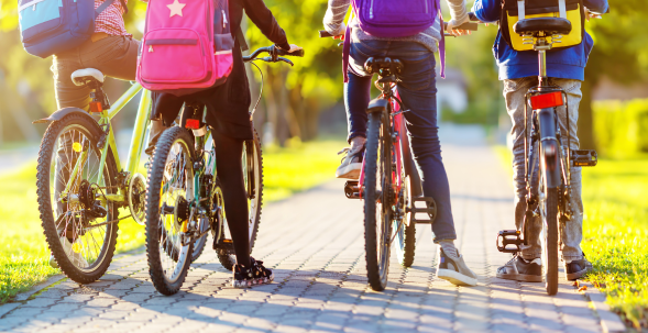 Foto: Gruppe Fahrradfahrer Fahradfahrerinnen mit Schultaschen