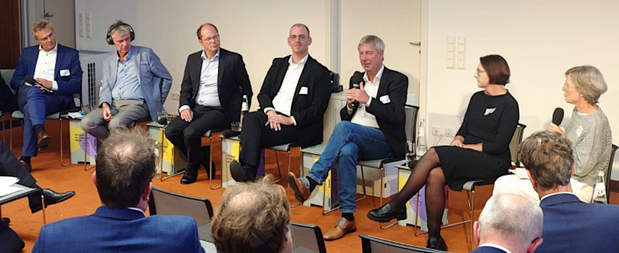 Fachtagung, Berlin 25.09.2025: Foto von der Podiumsdiskussion (von links nach rechts: Marco Haaf, Prof. Dr. John Hattie, Prof. Dr. Ulrich Trautwein, Prof. Dr. Sebastian Kurtenbach, Dr. Stefan Luther, Sandra Boser MdL, Heike Schmoll)