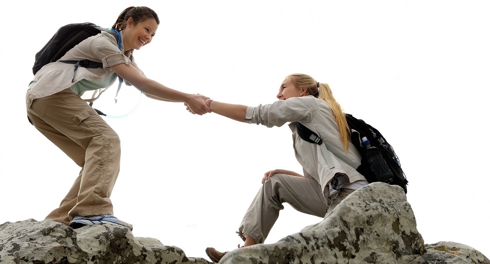 Foto: Frauen helfen sich beim Klettern