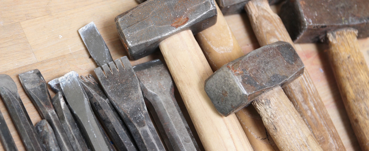 Foto: Werkzeuge wie Hammer und Meißel