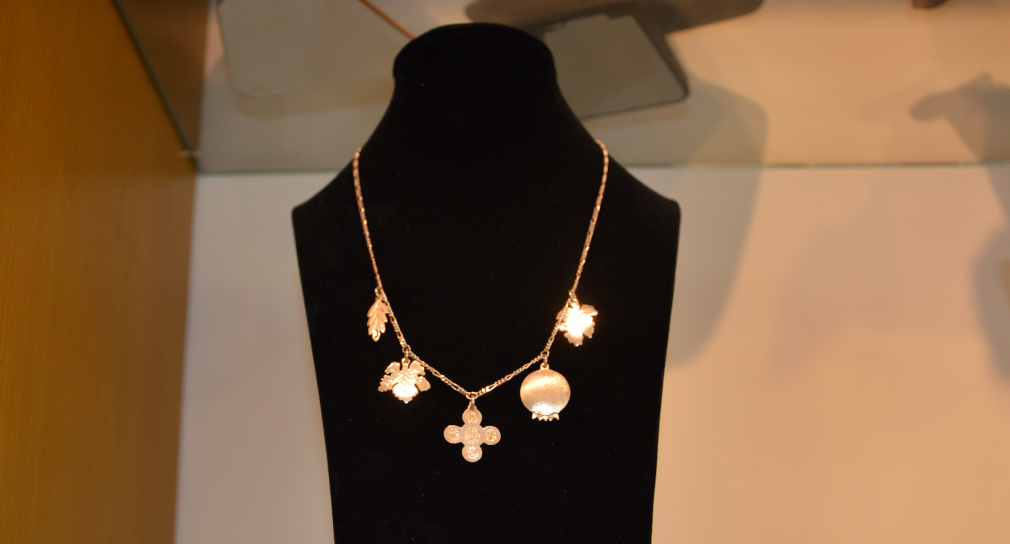 Photo: Handcrafted necklace made of gold by Dar-al Kalima College University