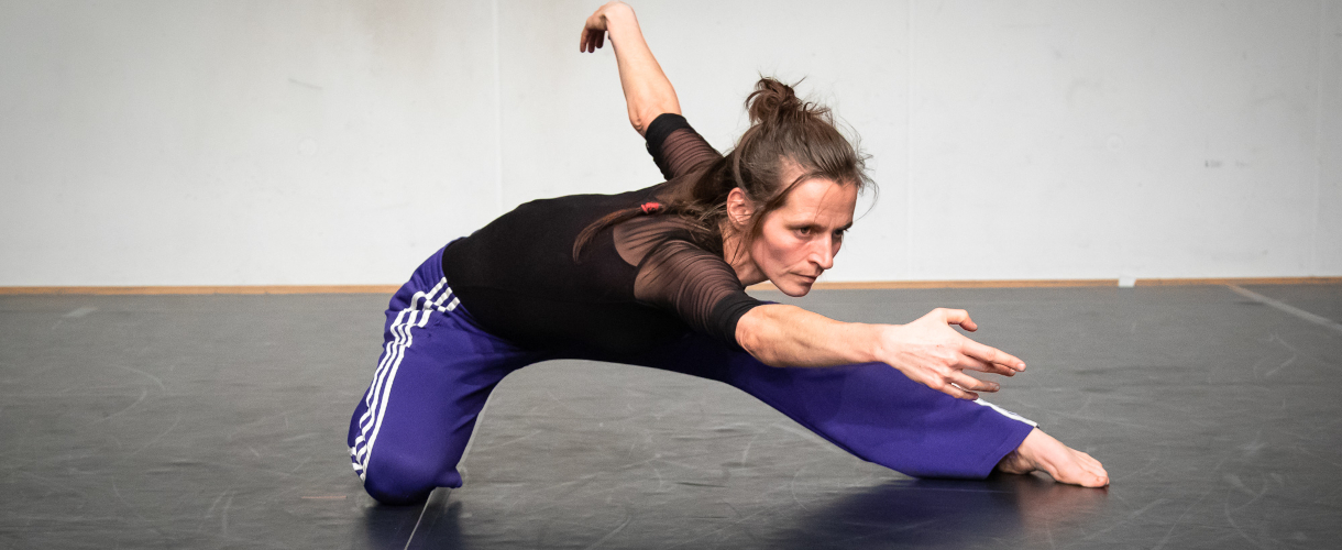 Foto einer Tanzszene: weibliche Person in einer Pose des zeitgenössischen Tanzes