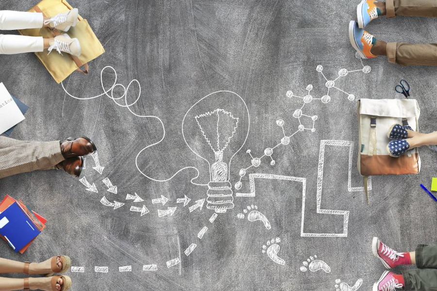 Link zur ZSL-Seite „Schulnetzwerk“, Symbolbild: Vernetzung (Foto zeigt die Beine von je drei sitzenden Personen links und rechts. Auf dem Boden verbinden Kreidestrichlinien die Beine.)