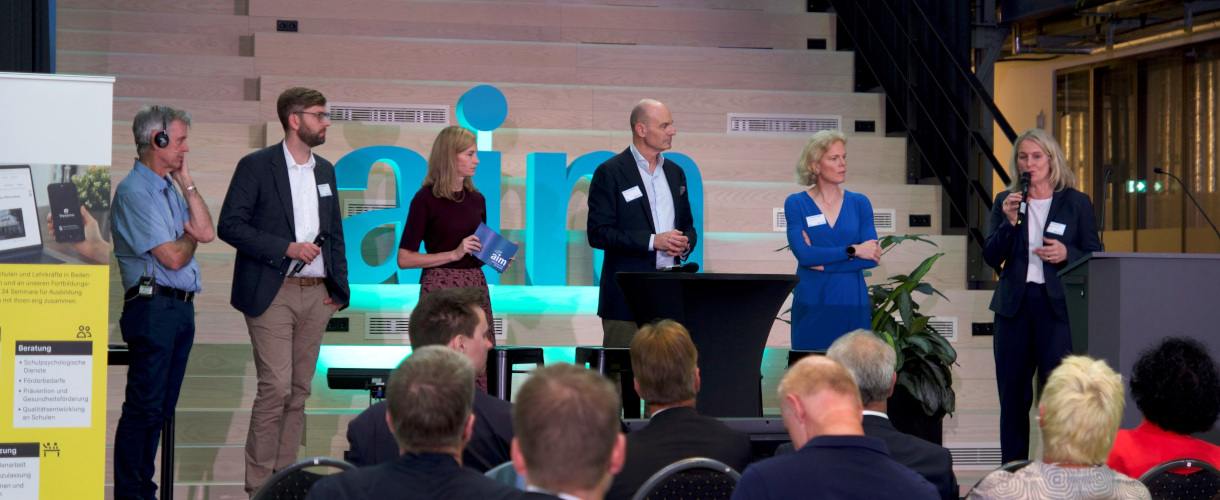 Foto vom 18. September 2025 von der Fachtagung „KI als Standortfaktor – wichtiger Austausch zwischen Wirtschaft, Wissenschaft und Bildung“ in Heilbronn: Auf dem Foto sind von links nach rechts zu sehen: Prof. Dr. John Hattie, Dr. Andreas Kühne (Audi), Dr. Anne Weiland (Moderation), Prof. Dr. Uwe Martens (SLK-Kliniken), Prof. Dr. Katharina Hölzle (Fraunhofer IAO), Anja Schneider-Herr (ZSL).