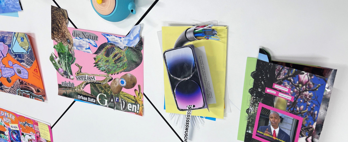 Foto: Mehrere farbige Collagen mit Zeitschriftenausschnitten zu Themen wie KI, Natur, Technik und Gesellschaft liegen auf einem Tisch. 