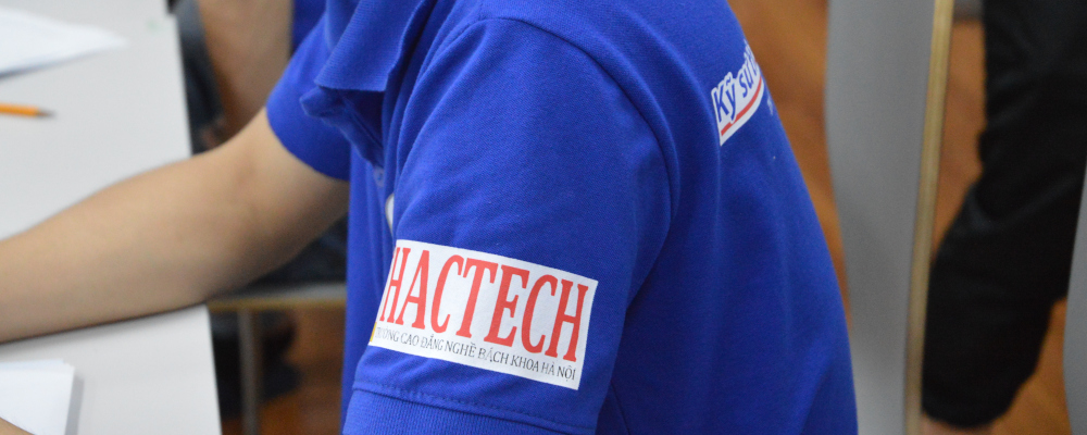 Foto: blaue Schuluniform der Projektschule Hactech Hanoi 