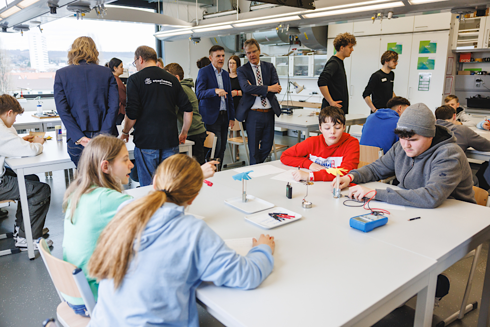 Foto: Schülerinnen und Schüler der Realschule Eberbach im Laborkurs