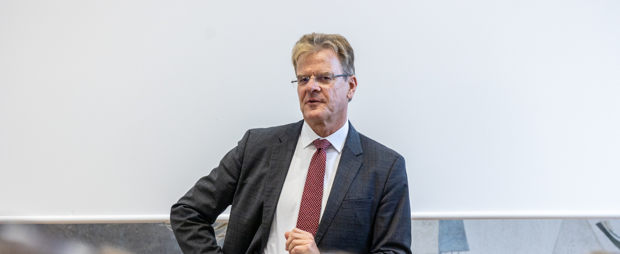 Vortrag von Prof. Dr. Thomas Riecke-Baulecke, Präsident des ZSL, anlässlich der Unterzeichnung des Kooperationsvertrags zwischen der Universität Mannheim und dem ZSL am 21. Oktober 2025 (Foto: Brustbild von Prof. Dr. Thomas Riecke-Baulecke, der Brille, dunkelgraues Sakko, weißes Hemd und dunkelrote Krawatte trägt)