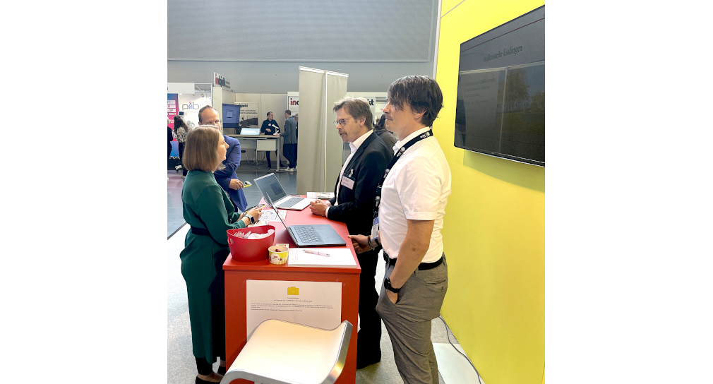 Foto: Staatssekretärin Sandra Boser am Stand des ZSL auf der LEARNTEC