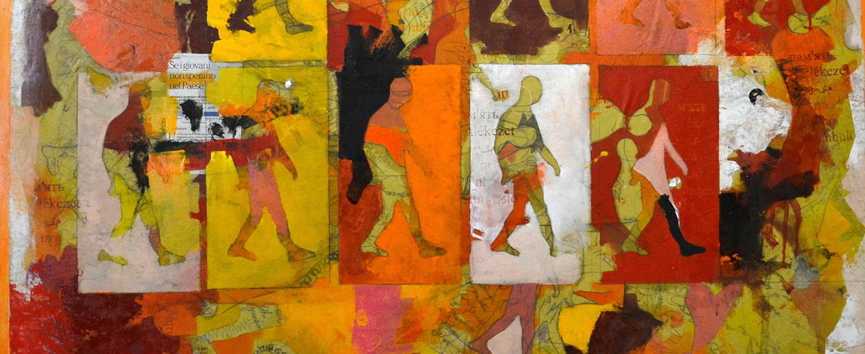 Foto: Collageartige Malerei mit schematisch gezeichneten, gehenden Figuren in leuchtenden Rot-, Gelb- und Orangetönen, kombiniert mit Textfragmenten und kartografischen Elementen.