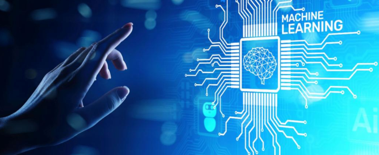 Link zur ZSL-Aktuelles-Meldung: KI-Kompetenz als Aufgabe für Schulen – Unterstützungsangebote des ZSL (Bild: Hand zeigt auf bläulichen Bild-schirm. Auf diesem steht der Begriff Machine Learning neben der Zeichnung eines Gehirns, von dem Vernetzungslinien ausgehen)