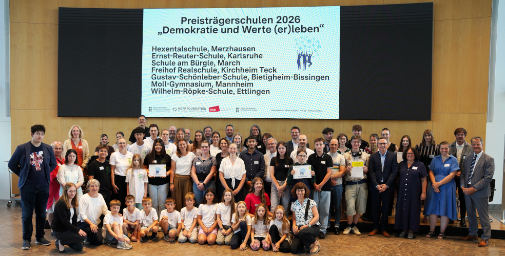 Gruppenfoto anlässlich der Ehrung der sieben Preisträgerschulen mit dem Schulpreis „Demokratie und Werte (er)leben“ im Stuttgarter Rathaus.