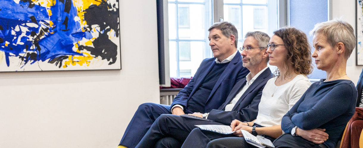 Blick ins Publikum: Vortrag anlässlich der Unterzeichnung des Kooperationsvertrags zwischen der Universität Mannheim und dem ZSL am 21. Oktober 2025 (Foto: von links nach rechts: ZSL-Abteilungsleiter Matthias Kurrle, Prof. Dr. Jürgen Seifried, wissenschaftlicher Leiter des ZLBI, Sarah Kern, Leitung Lehrkräftebildung an der Universität Mannheim, und Prof. Dr. Cornelia Ruhe, Prorektorin für Studium und Lehre der Universität Mannheim, die in der ersten Reihe sitzen. Links sieht man an der Wand einen Teil eines modernen Gemäldes.)