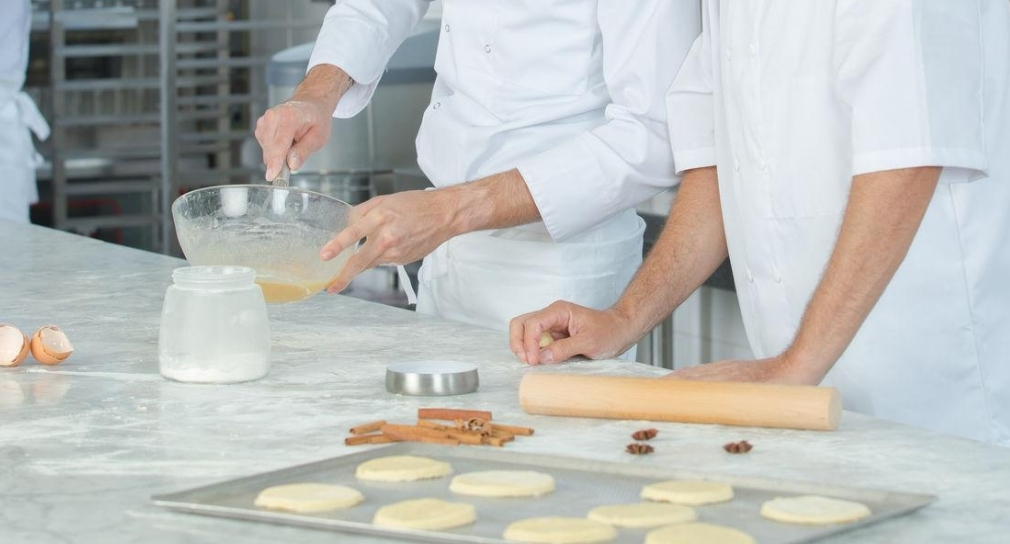 Foto: zwei Personen beim Backen