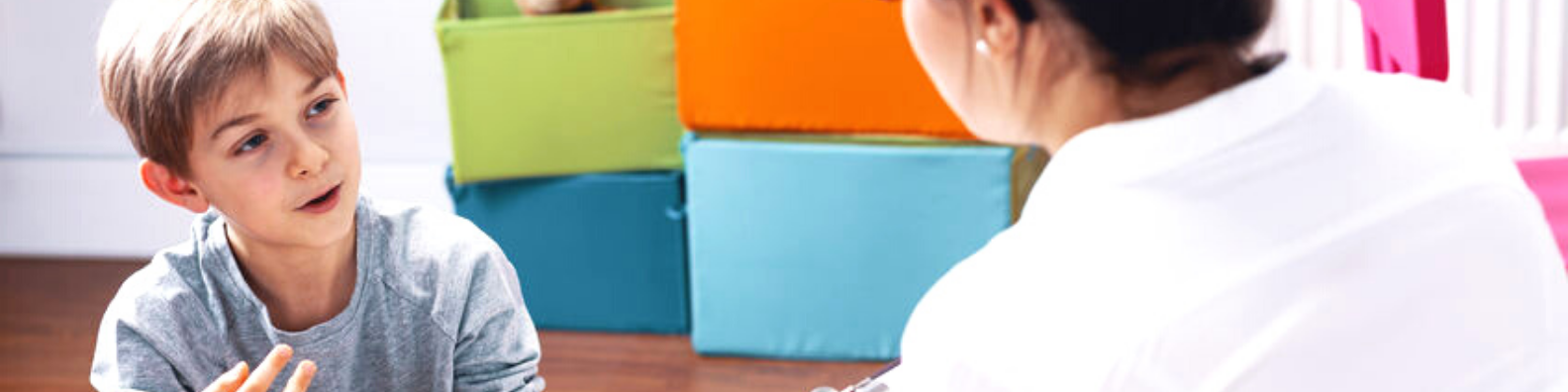 Foto: Kind (Schüler) spricht mit Beratungslehrkraft