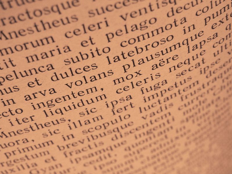 Buch mit lateinischer Schrift