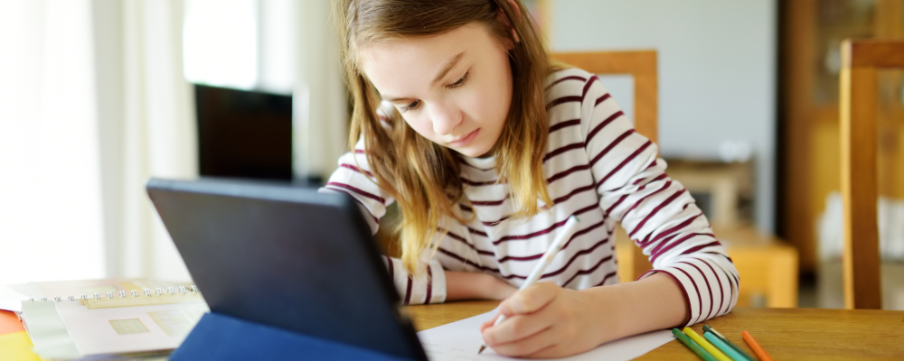 Mädchen vor Tablet, Stifte, Hausaufgaben