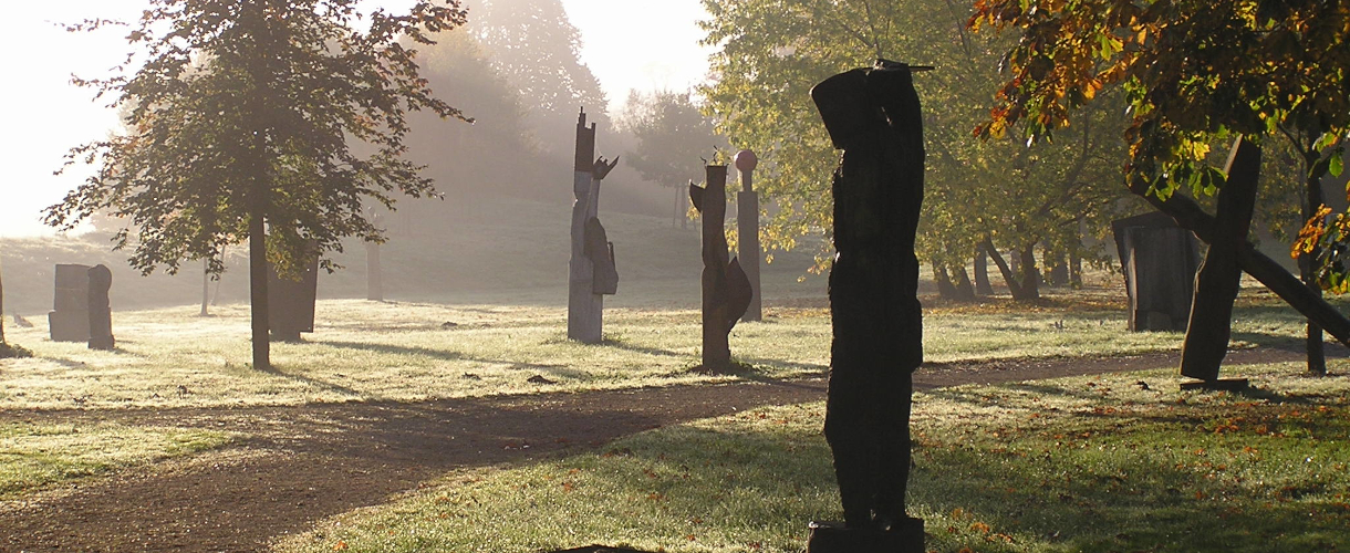 Foto: Blick in den Park von Schloss Rotenfels mit Skulpturen und Licht-Schatten-Spiel