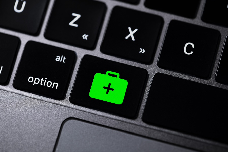 Link zur Seite Informationsquellen (Foto: Tastatur mit Erste-Hilfe-Symbol)