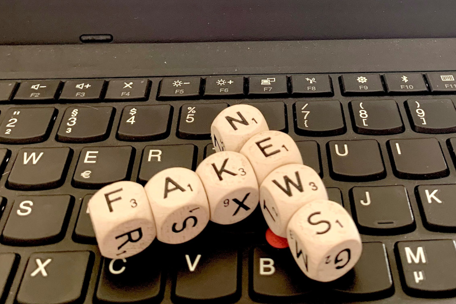 Link zur ZSL-Seite Umgang mit Fake News (Foto: Scrabble-Steine, die die Wörter FAKE NEWS bilden, auf einer Computertastatur)