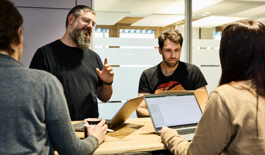 Gruppe Erwachsener hört Fortbildner zu