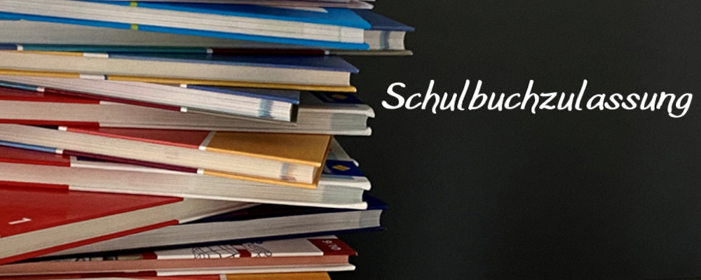 Foto: Bücherstapel, daneben Schriftzug 
