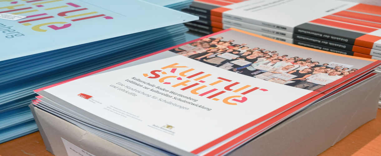 Foto: Auf einem Tisch liegen Broschüren mit Informationen zur Kulturschule.