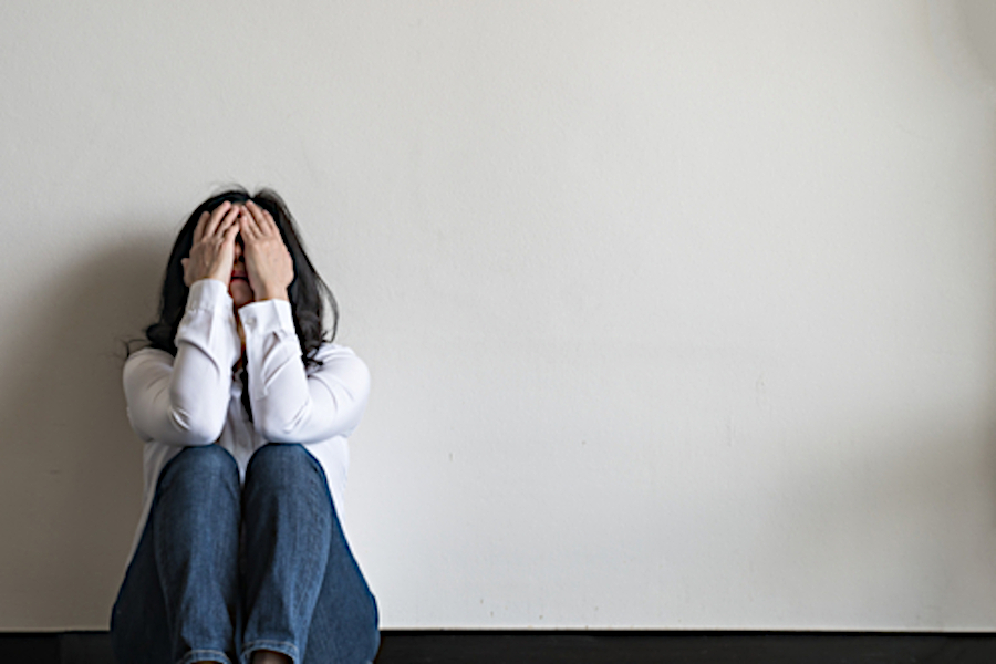 Link zur ZSL-Seite Schulpsychologische Unterstützung (Foto: auf dem Boden sitzende Jugendliche, das sich aus Angst die Augen mit den Händen zudeckt)